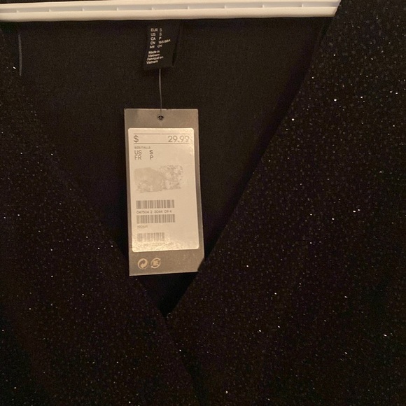 H&M Sparkly Black deep V neck with button - Picture 4 of 6